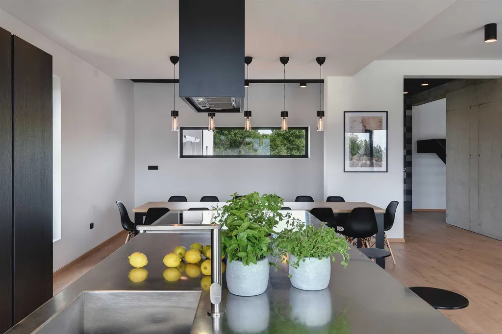 Modern 7-Bedroom Villa With Pool in Pula