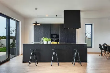 Modern 7-Bedroom Villa With Pool in Pula