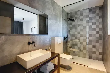 Modern 7-Bedroom Villa With Pool in Pula