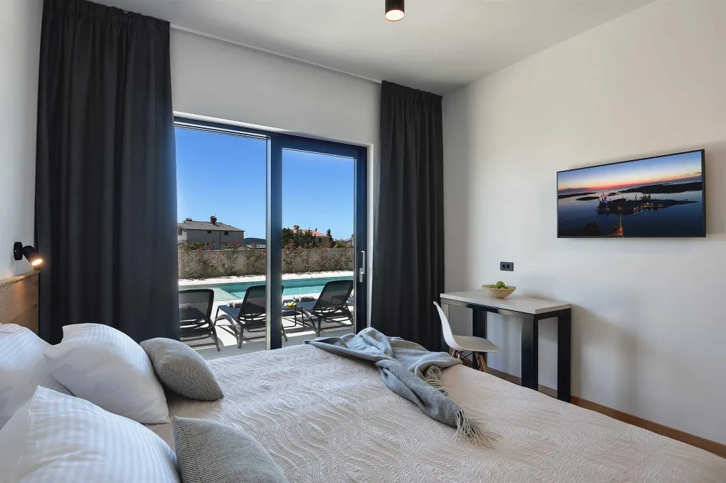 Modern 7-Bedroom Villa With Pool in Pula