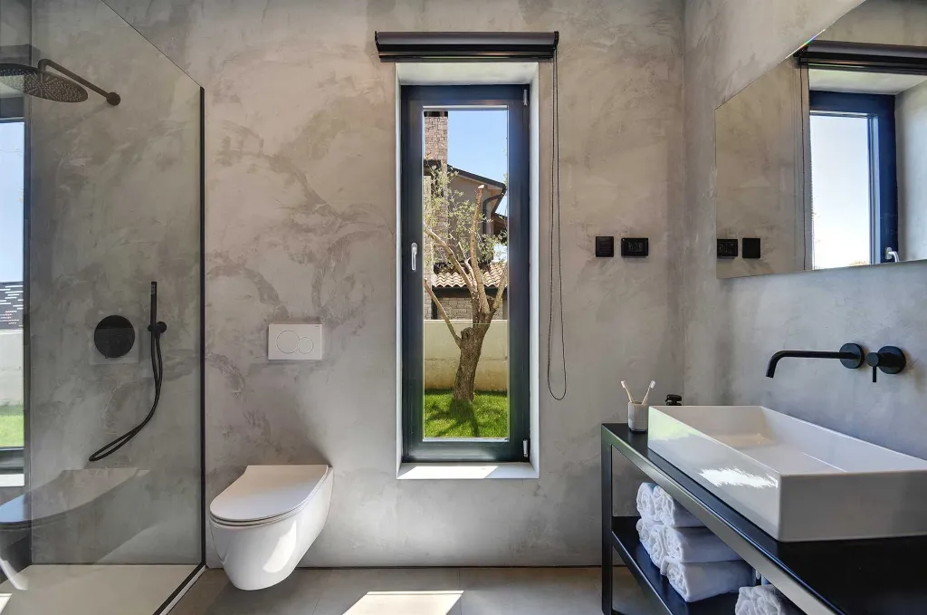 Modern 7-Bedroom Villa With Pool in Pula