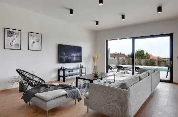 Modern 7-Bedroom Villa With Pool in Pula