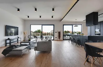 Modern 7-Bedroom Villa With Pool in Pula