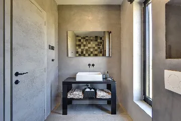 Modern 7-Bedroom Villa With Pool in Pula