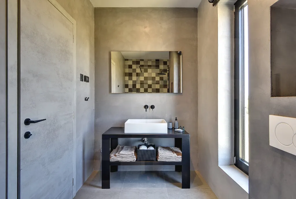 Modern 7-Bedroom Villa With Pool in Pula