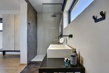 Modern 7-Bedroom Villa With Pool in Pula