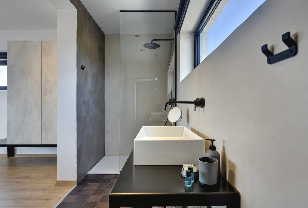 Modern 7-Bedroom Villa With Pool in Pula