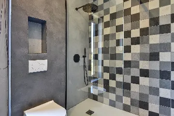 Modern 7-Bedroom Villa With Pool in Pula