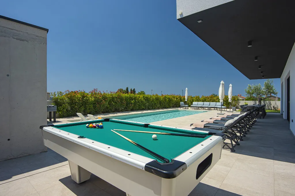 Modern 7-Bedroom Villa With Pool in Pula