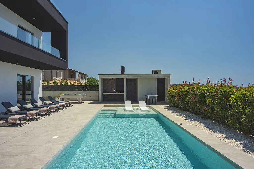 Modern 7-Bedroom Villa With Pool in Pula