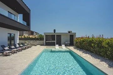 Modern 7-Bedroom Villa With Pool in Pula