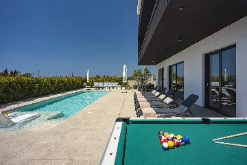 Modern 7-Bedroom Villa With Pool in Pula