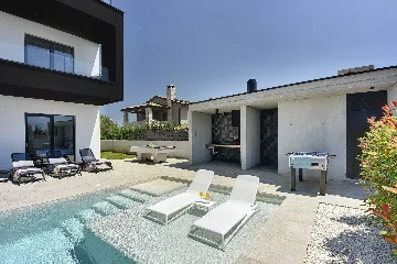 Modern 7-Bedroom Villa With Pool in Pula