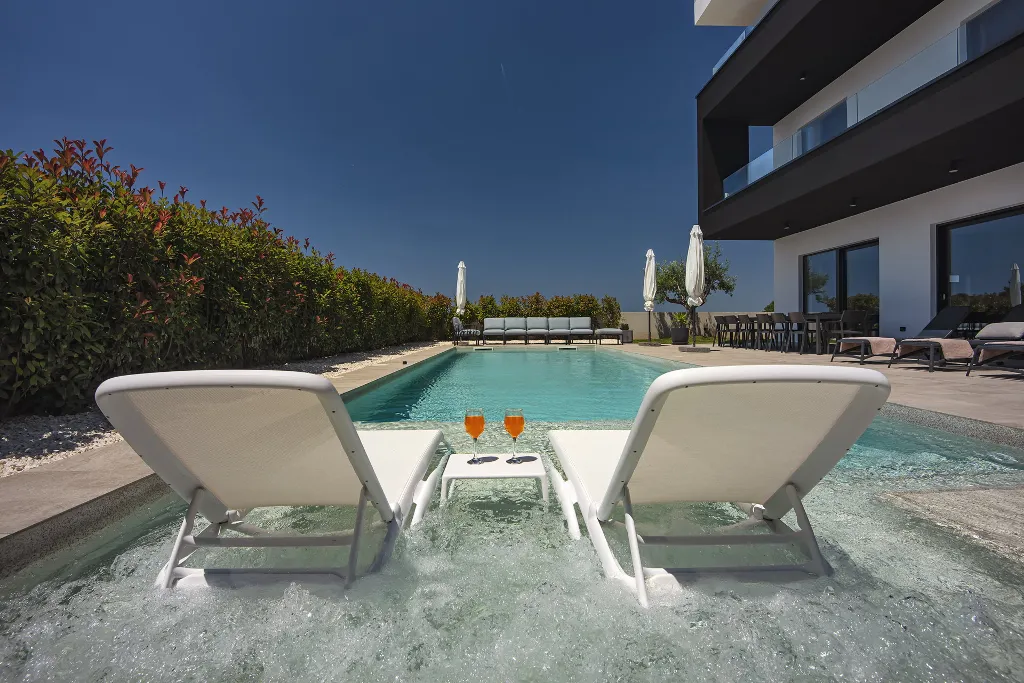 Modern 7-Bedroom Villa With Pool in Pula