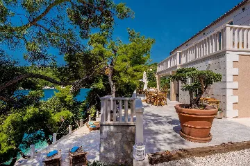 Four Bedroom Seaside Villa with Infinity Pool Selca