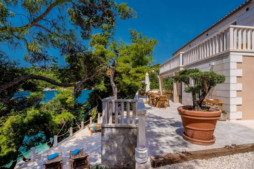 Four Bedroom Seaside Villa with Infinity Pool Selca