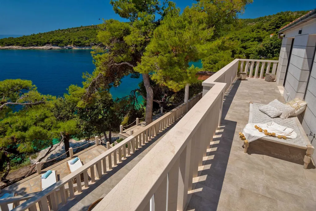 Four Bedroom Seaside Villa with Infinity Pool Selca