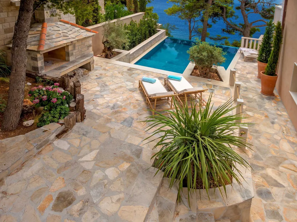 Four Bedroom Seaside Villa with Infinity Pool Selca