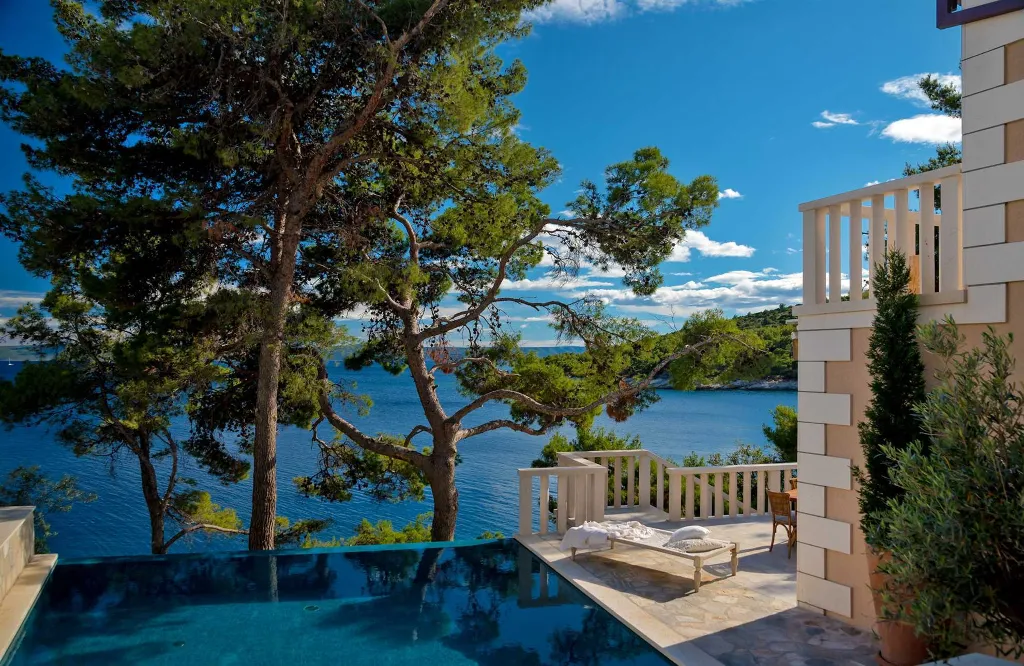 Four Bedroom Seaside Villa with Infinity Pool Selca