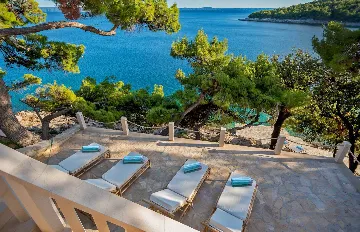 Four Bedroom Seaside Villa with Infinity Pool Selca