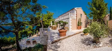 Four Bedroom Seaside Villa with Infinity Pool Selca