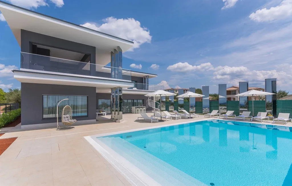 Elegant 5-Bedroom Villa with Pool in Kaštelir