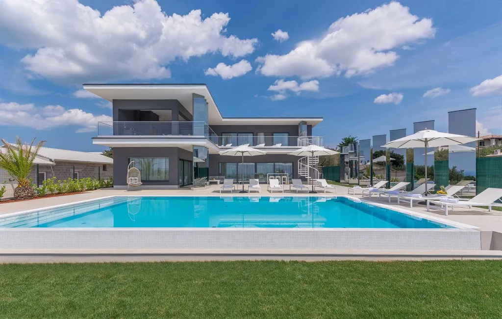 Elegant 5-Bedroom Villa with Pool in Kaštelir
