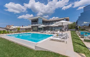 Elegant 5-Bedroom Villa with Pool in Kaštelir