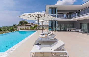 Elegant 5-Bedroom Villa with Pool in Kaštelir