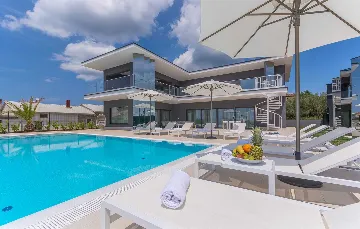 Elegant 5-Bedroom Villa with Pool in Kaštelir