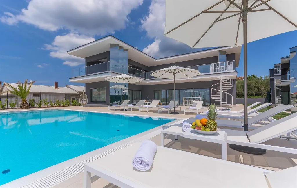 Elegant 5-Bedroom Villa with Pool in Kaštelir