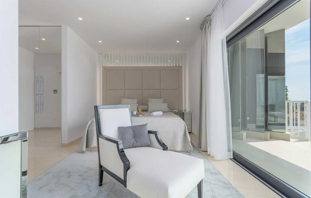 Elegant 5-Bedroom Villa with Pool in Kaštelir