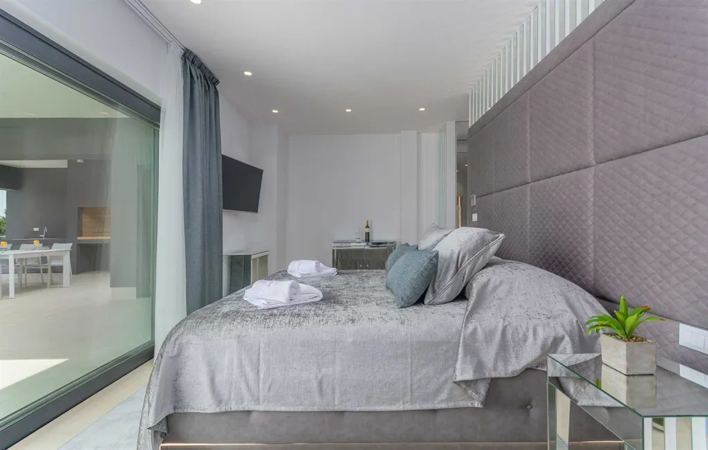 Elegant 5-Bedroom Villa with Pool in Kaštelir