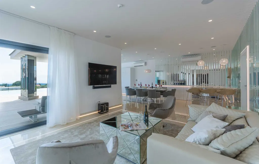 Elegant 5-Bedroom Villa with Pool in Kaštelir