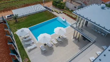 Elegant 5-Bedroom Villa with Pool in Kaštelir