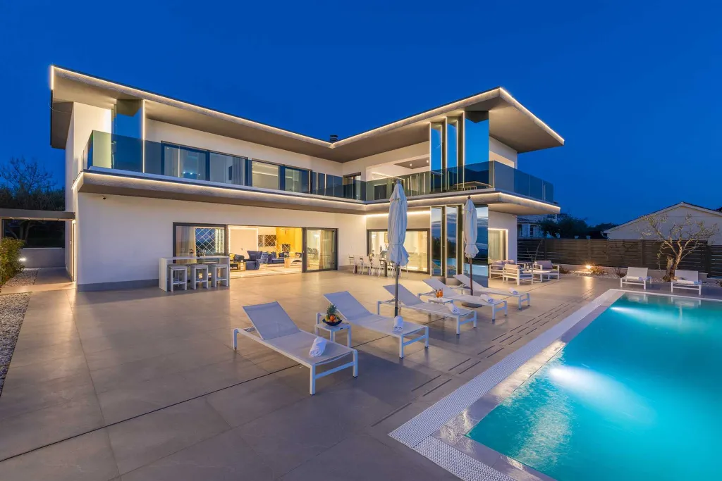 Modern 5-Bedroom Villa with Pool in Kaštelir