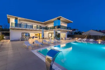 Modern 5-Bedroom Villa with Pool in Kaštelir
