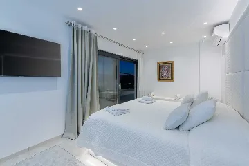 Modern 5-Bedroom Villa with Pool in Kaštelir