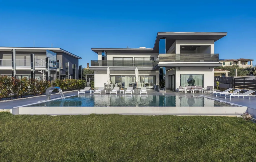 Modern 5-Bedroom Villa with Pool in Kaštelir