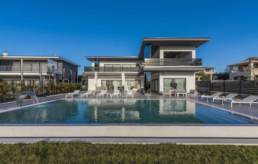 Modern 5-Bedroom Villa with Pool in Kaštelir