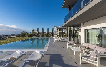 Modern 5-Bedroom Villa with Pool in Kaštelir