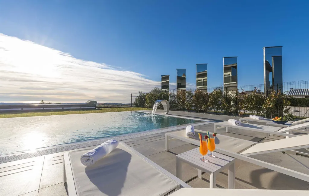 Modern 5-Bedroom Villa with Pool in Kaštelir