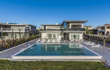 Modern 5-Bedroom Villa with Pool in Kaštelir