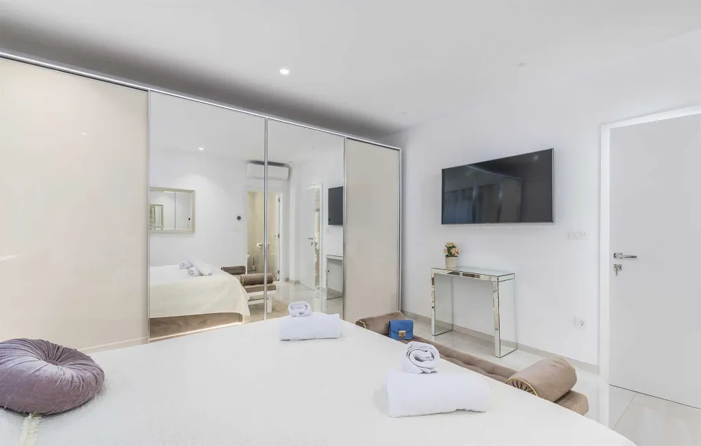 Modern 5-Bedroom Villa with Pool in Kaštelir