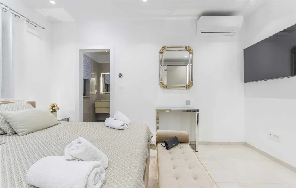 Modern 5-Bedroom Villa with Pool in Kaštelir