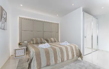 Modern 5-Bedroom Villa with Pool in Kaštelir