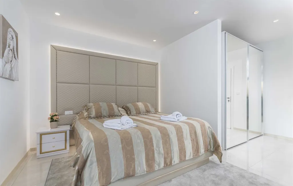 Modern 5-Bedroom Villa with Pool in Kaštelir