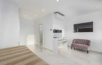 Modern 5-Bedroom Villa with Pool in Kaštelir