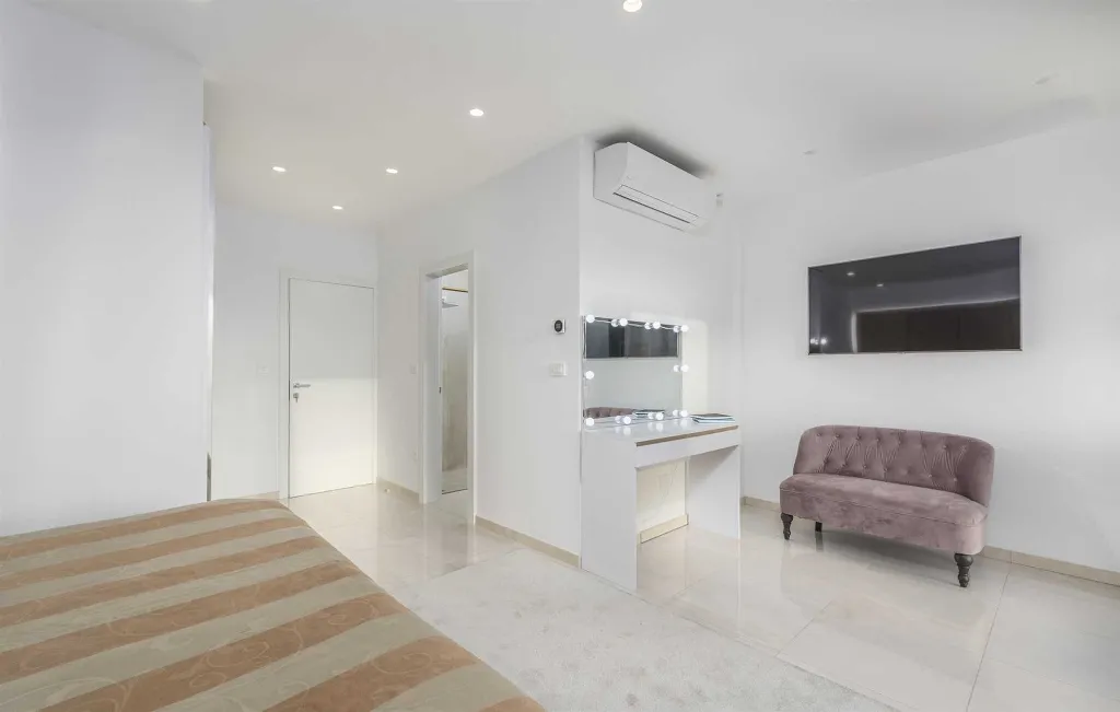 Modern 5-Bedroom Villa with Pool in Kaštelir