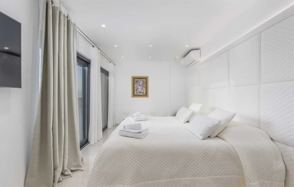 Modern 5-Bedroom Villa with Pool in Kaštelir